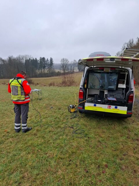 🚨 ICE-Großübung in Urbach 🚨

Heute waren wir bei der ICE-Großübung in Urbach (Kreis Neuwied) im Einsatz.
Gemeinsam mit Polizei, Feuerwehr, THW, Deutscher Bahn, DRK, DLRG und den Maltesern wurde eine groß Schadenslage geübt.

🚁 Unsere Aufgabe als DRK-Drohnenstaffel:
Wir unterstützten den Einsatz mit Live-Luftbildern, die direkt an die Einsatzleitung übermittelt wurden, um eine bessere Lageübersicht und Koordination zu ermöglichen.

Aus unserer Sicht war die Übung ein voller Erfolg.
Wir bedanken uns herzlich für die super Zusammenarbeit und den reibungslosen Ablauf mit allen beteiligten Organisationen – genau so funktioniert Teamwork im Bevölkerungsschutz! 💪🚑🚒

#DRK #Drohnenstaffel #Großübung #ICE #Urbach DLRG Malteser Feuerwehr Blaulicht Teamwork Bevölkerungsschutz Erenamt