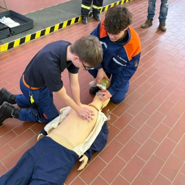 Erste-Hilfe-Ausbildung bei der Jugendfeuerwehr

Wir vom DRK Ortsverein Puderbach haben die Jugendfeuerwehr VG Puderbach bei einem übungs Dienst rund um das Thema Erste Hilfe unterstützt. An vier Stationen konnten die Jugendlichen wichtige Grundlagen praktisch üben:

- KTW-Fahrzeugkunde – Einblick in Ausstattung und Einsatzmöglichkeiten. 
- Stabile Seitenlage – sicheres und korrektes Lagern einer bewusstlosen Person. 
- Verbände – von Wundversorgung bis Druckverband. 
- Reanimation – Herzdruckmassage an der Übungspuppe.