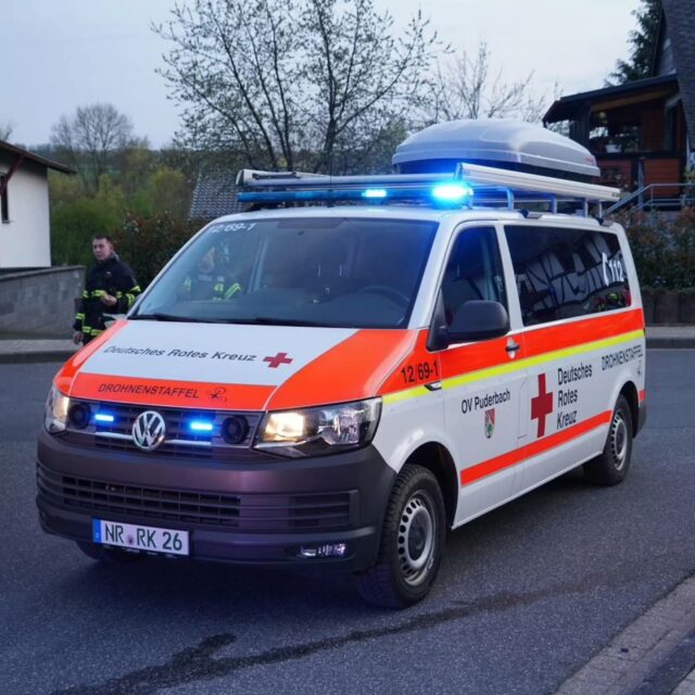 Einsatz Drohnenstaffel & Bereitschaftsgruppe

Am Freitagabend wurden wir gegen 17:50 Uhr zu einem Gebäudebrand nach Urbach alarmiert. Unsere Aufgabe bestand in der Bereitstellung zur medizinischen Absicherung sowie der luftgestützten Lageerkundung für die Polizei und die Feuerwehr.

Im Einsatz waren unser KTW (RK NR 12/87-3), der GW Drohne (RK NR 12/69-1) und das MTF (RK NR 12/19-3). 

Unsere Besatzung setzte sich aus einem Notfallsanitäter, einem Rettungssanitäter und vier Sanitätshelfern zusammen.

Gegen 21:30 Uhr konnten wir die Einsatzbereitschaft wieder vollständig herstellen.

Vielen Dank an alle Kollegen für die super Zusammenarbeit.

Euer Team der 
DRK Bereitschaft & Drohnenstaffel Puderbach

#drkpuderbach #drohnenstaffel #ehrenamt #rettungsdienst #sanitätsdienst