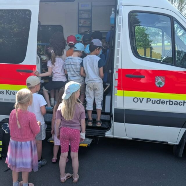 In dieser Woche haben wir vom OV Puderbach die Kindergärten in Urbach und Dernbach besucht.

Gemeinsam mit den Vorschulkindern haben wir uns unseren Krankenwagen ganz genau angeschaut. Die Kinder konnten entdecken, was alles im Krankenwagen zu finden ist, wofür die Geräte gebraucht werden und wie wichtig schnelle Hilfe im Notfall ist.

Natürlich haben wir auch gemeinsam besprochen, welche Nummer man im Notfall wählt. 

Damit die Kinder sich die 112 besser merken können, 
haben wir ihnen einen einfachen Merksatz gezeigt:
1 👄 Mund, 1 👃🏻Nase und 2 👀 =  1️⃣1️⃣2️⃣

Für uns war es schön zu sehen, mit wie viel Interesse und Aufmerksamkeit die Kinder dabei waren. Solche Besuche helfen dabei, Berührungsängste abzubauen und den Kindern spielerisch zu vermitteln, was im Ernstfall wichtig ist.

Wir freuen uns über die gute Zusammenarbeit mit den Kindergärten in Urbach und Dernbach und darüber, gemeinsam einen wertvollen Beitrag zur frühkindlichen Notfallbildung leisten zu können.

#OVPuderbach #Ehrenamt #Notfallbildung #Kindergartenbesuch #112