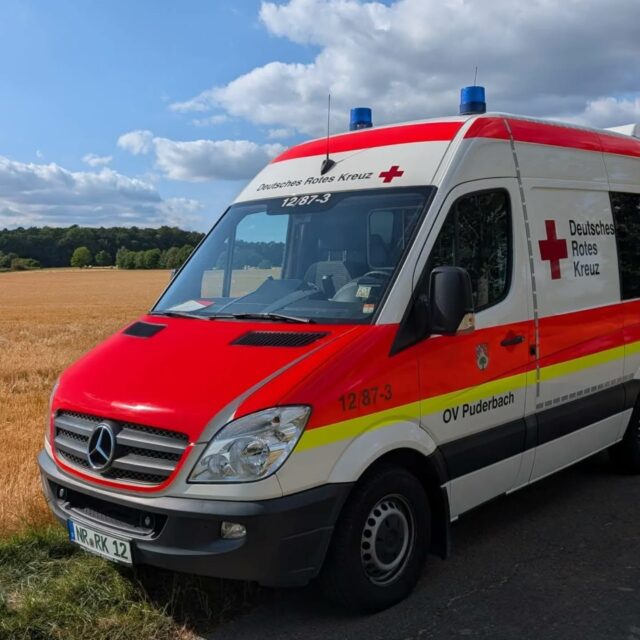 Einsatzbericht DRK OV Puderbach

Am 23.07 wurde der DRK Ortsverein Puderbach gemeinsam mit den Feuerwehren Oberdreis und Puderbach zu einem Flächenbrand nach Oberdreis alarmiert.

Vor Ort brannte eine Wiesenfläche von rund 400 m². Während die Feuerwehr den Brand zügig unter Kontrolle brachte und eine weitere Ausbreitung verhinderte, übernahm das DRK die sanitätsdienstliche Absicherung der Einsatzkräfte. Glücklicherweise mussten keine verletzten Personen oder Einsatzkräfte versorgt werden.

Gerade bei den derzeit hohen Temperaturen und der anhaltenden Trockenheit ist die Sicherheit der Einsatzkräfte besonders wichtig. Regelmäßige Pausen, ausreichende Flüssigkeitszufuhr und die medizinische Absicherung vor Ort tragen dazu bei, Einsätze sicher durchführen zu können.

Wir bedanken uns bei allen beteiligten Einsatzkräften der Feuerwehren Oberdreis und Puderbach für die gute und professionelle Zusammenarbeit.