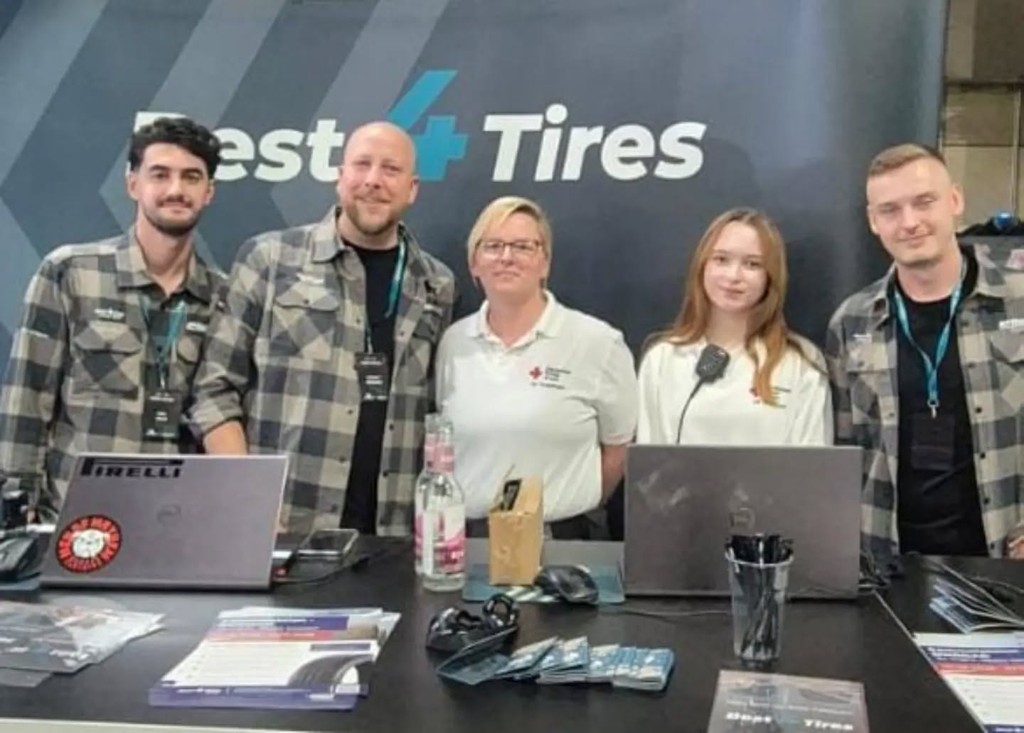 ​🚨 Im Einsatz für die Verbandsgemeinde Puderbach

​Auf dem Gelände von Best4Tires trafen sich am Wochenende Partner und Familien zu Ausstellerständen namhafter Reifenmarken, Kinderaktionen und Verpflegung auf der Food-Meile.
​Damit die Veranstaltung reibungslos ablaufen konnte, war das Team vom DRK Puderbach vor Ort. Als rein ehrenamtliche Einheit übernehmen wir die medizinische Erstversorgung und den Sanitätsdienst bei Veranstaltungen sowie Einsätzen in unserer Verbandsgemeinde. 🚑
​
❤️ Lust, dabei zu sein?
Werde Teil unseres Teams!
Schreib uns einfach eine Nachricht.
Wir freuen uns auf dich!

​#DRKPuderbach #VerbandsgemeindePuderbach #VGPuderbach #Ehrenamt